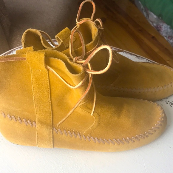 Gold suede ankle-boot moccasins - Picture 1 of 6